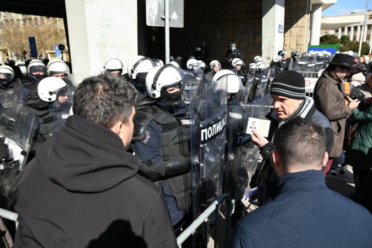 BLOKIRALI ULAZE U SKUPŠTINU, STAVLJALI LANCE I KATANACE! Policaja zadobio povrede, opozicija i danas nastavlja po istom!